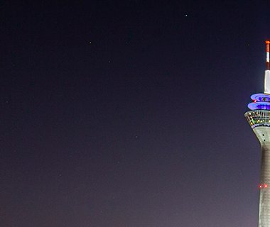 Medienhafen bei Nacht in Düsseldorf mit Fernsehturm