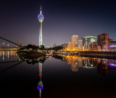 Medienhafen bei Nacht in Düsseldorf mit Fernsehturm