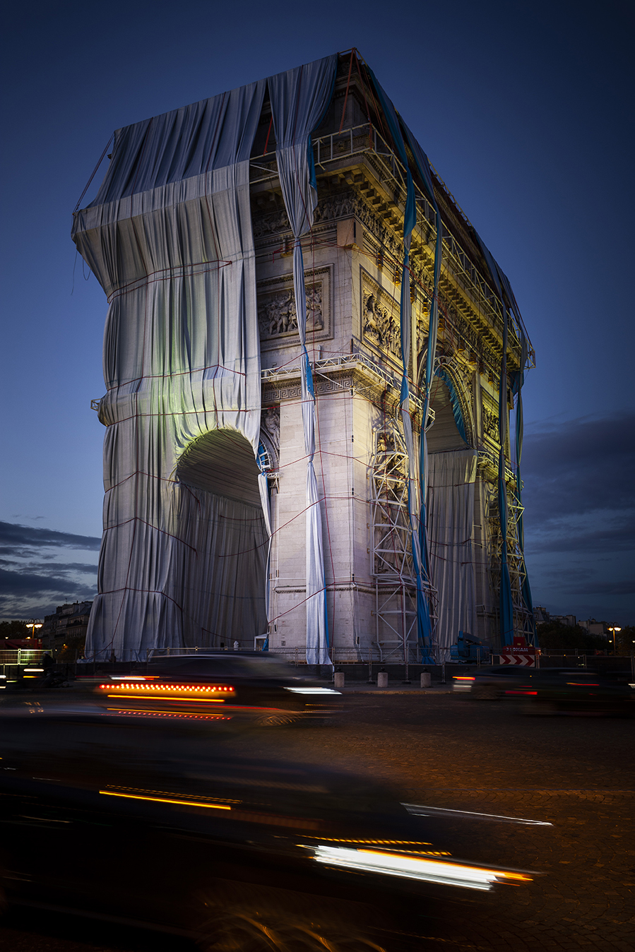 Arc de Trioumphe in Paris covered by Christo installation